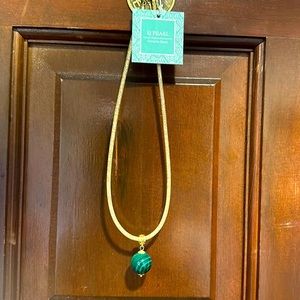 NWT SJ Pearl malachite pendant on a gold tone mesh necklace